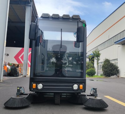 荣事达驾驶式扫地机助力物业小区保洁，提升生活品质